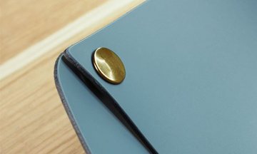 Chiusura a bottoni dorata