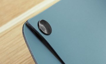 Chiusura a bottoni neri