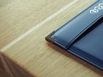 Angoli neri in metallo